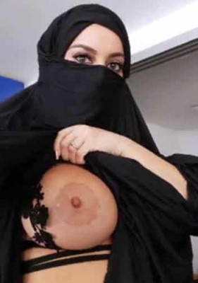 امرأة عربية مفلس تعبت من إخفاء جمالها تحت الملابس